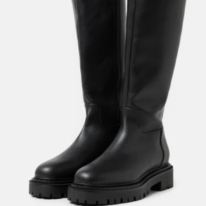 Platåstövlar, boots - Hej, har valt att sälja min fina boots nu då de kommit till användning. Helt nya endast använda 1 gång.🩷Ny pris 659 kr, snabb köp 500kr