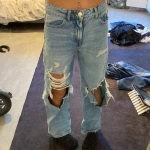 Det är bara ett par vanliga jeans med hål i och dem kanske va mest poppis 2022