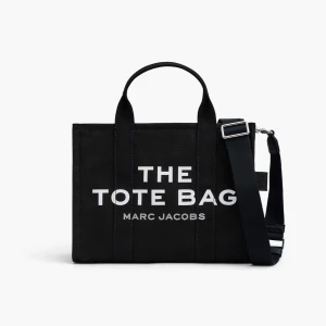 Marc Jacobs tote bag  - Svart Marc Jacob’s tote bag i mellan storleken. 34cm L x 15cm D x 27cm H. Använd ca 2-3 ggr. Säljer då den känns lite för stor för mig. Köpt för 2 374 kr på miinto! Skriv privat för egna bilder eller funderingar 💫🤍