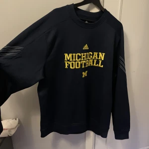 Sweatshirt - Skitbra kvalite, inge päls fastnar på den , skulle inte säga att den är mjuk lite mer atletiskt 