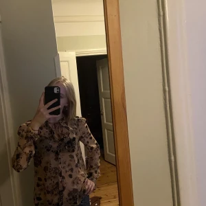 Blus - Jättefin blus!! Älskar den jättemycket men färgen passar inte mig! Nästan oanvänd! Skriv för fler bilder och pris kan diskuteras💕