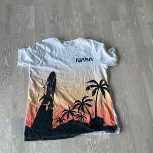 Tröja - Säljer en Nasa tröja i storlek 170. Fint skick. Skriv för mer info