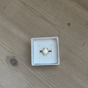 Caroline svedbom ring ❤️ - Säljer nu min favorit ring då jag ska spara till en grej! Den är i nyskick och inte använd många gånger❤️ världens finaste färg och reglerbar! 