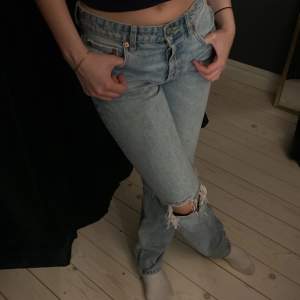 Ett par ljusblåa lågmidjade jeans från Zara, storlek 36. Straight jeans, säljer pga att jag har växt ut dom. De passar dock forfarande i längden då jag är 165cm. Bra skick, använda 8-10 gånger. Ny pris 500kr, inga defekter. 230kr men pris kan diskuteras ❤️