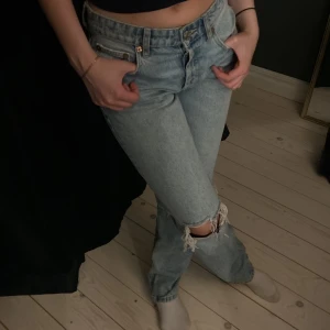 lågmidjade Zara jeans - Ett par ljusblåa lågmidjade jeans från Zara, storlek 36. Straight jeans, säljer pga att jag har växt ut dom. De passar dock forfarande i längden då jag är 165cm. Bra skick, använda 8-10 gånger. Ny pris 500kr, inga defekter. 230kr men pris kan diskuteras ❤️