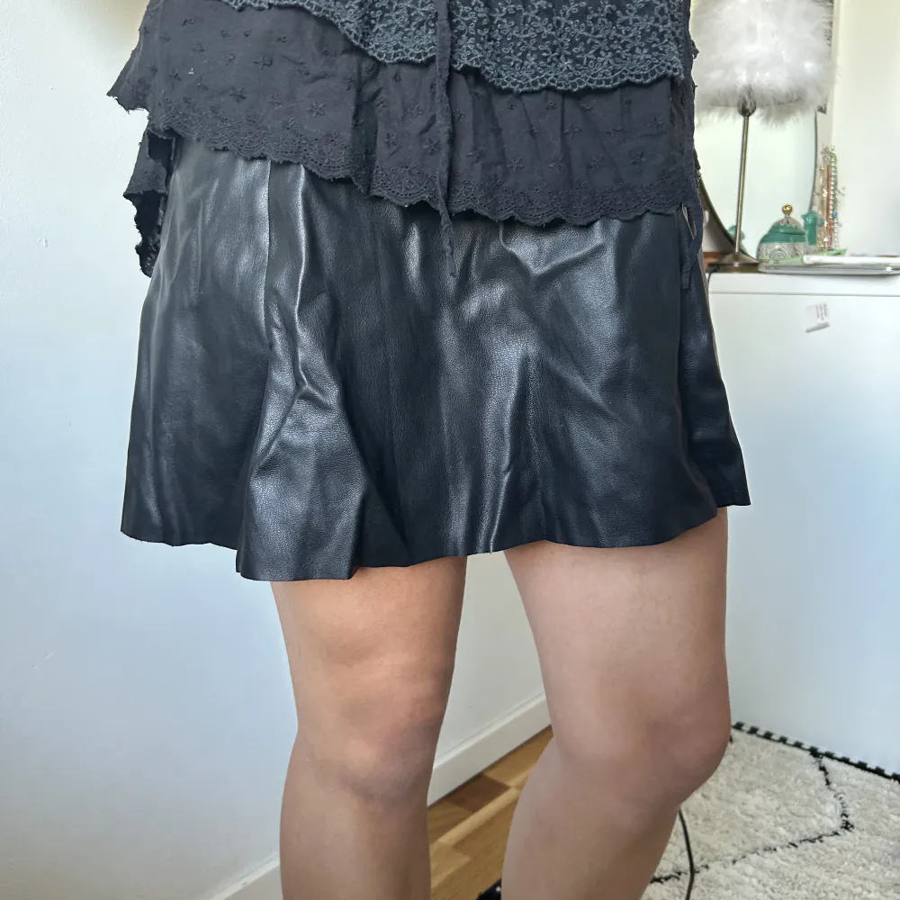 Super cool fake läder kjol perfekt till fest!. Kjolar.