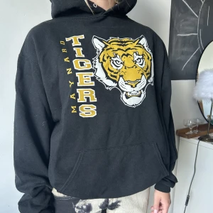Hoodie - Super cool hoodie med tryck köpt i köpenhamn 💕