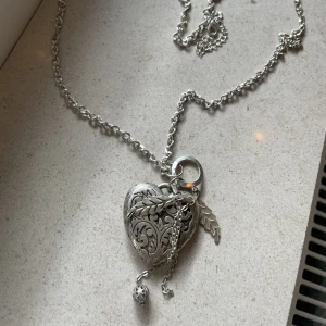 Halsband  - Sött hjärta i väldigt lång kedja. Går ju byta till en kortare kedja om man har. 