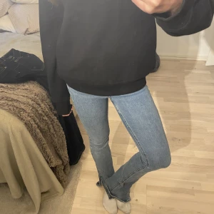 Bootcut jeans  - Superfina bootcut jeans som tyvär är för små för mig men annars supersnygga. Medelhög midja och de är bara använda fåtal gånger och i super skick, nypris 399!