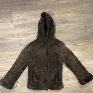 Jacka med foder - Supersnygg brun jacka som inte kommer till användning längre. Fodrad i luva och handleder. Skickar fler bilder vid efterfrågan🙌🏽