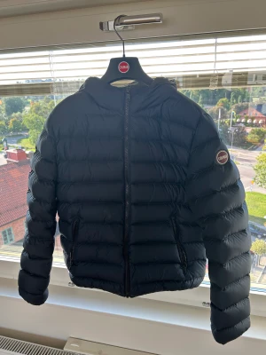 Colmar jacka - Tjena! Säljer nu min oanvända colmar jacka som jag köpte sent förra vintern, den köptes för 4299kr (se bild tredje bilden) och har inte kommit till någon användning då det var försent! Det är bara skriva om ni vill ha fler bilder eller om ni undrar något💛