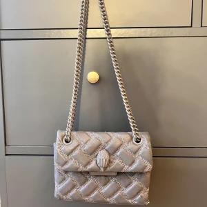 Kurt geiger väska - Säljer denna Kurt geiger väska billigt då den är rätt sliten, fungerar dock toppen! Nypris ca 1200kr‼️