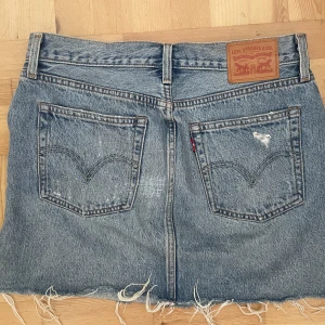 Levi’s jenskjol - Kort Jeanskjol från Levi’s. Passar S-M. Använd en sommar. Fint skick! 