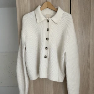 Kofta  - Kofta i ull och alpacka från H&M🤍 supermysig till hösten! 