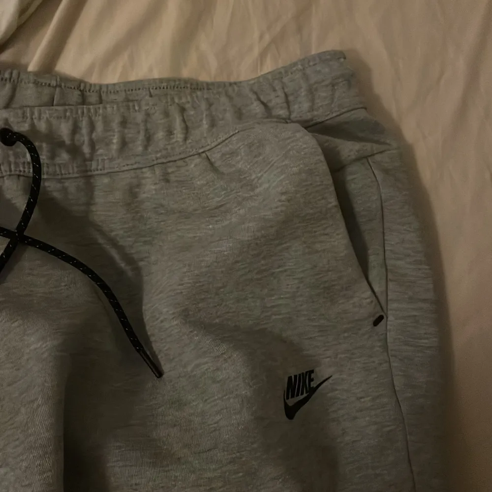 Nike tech shorts grå nypris 900. Shorts.