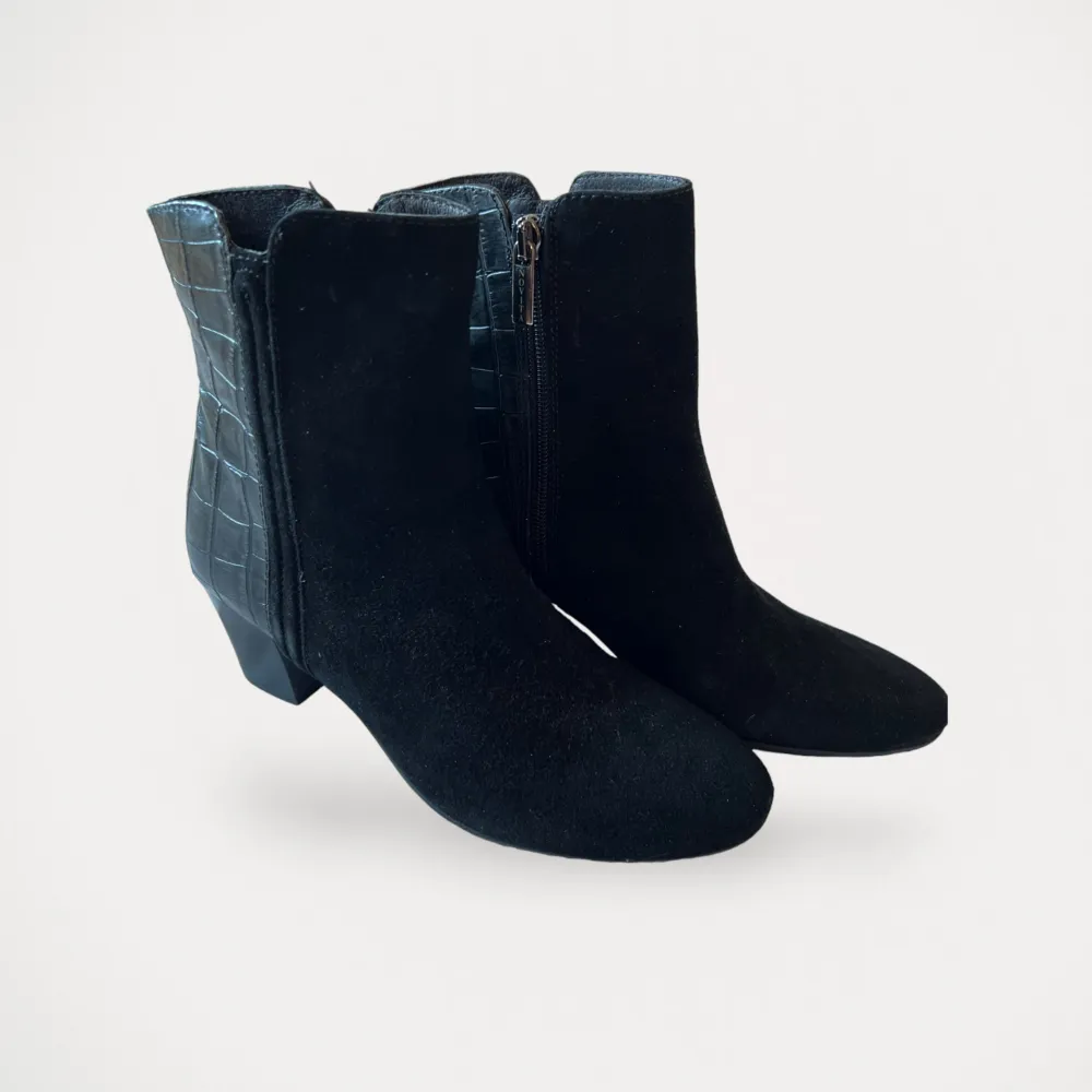 Boots från Novita, modell CAMOSCIO NERO. Använd, men utan anmärkning. Använda 1 gång  Storlek: 36 Material: Leather Nypris: 1500 SEK. Skor.