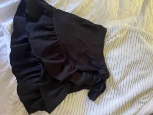 söt volang kjol💘 - säljer min kjol från vero moda då den inte har kommit till användning💘