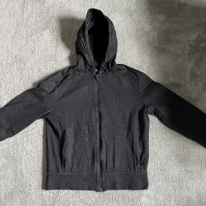 Ralph Lauren Cardigan - Säljer nu min helt nya Ralph Lauren Cardigan i storlek S. Den har inga skador eller slitage och är i en fin grå färg. Nypris ca 2000kr, Mitt pris: 899kr! Hör av er vid frågor eller funderingar!