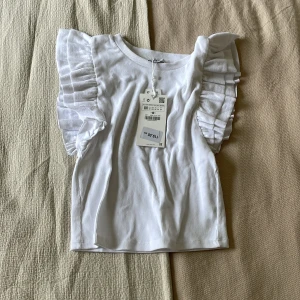Zara topp vit - Säljer denna helt nya zara toppen i storlek M