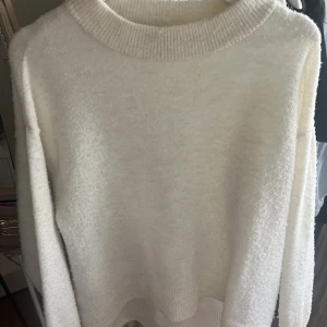 Stickad tröja - Från Vero Moda i storlek L men sitter mer som S. Lite nopprig i materialet men fint skick! 