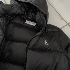 Calvin Klein jacka  - Calvin Klein jacka storlek S har blivit sydd(kolla sista bilden) men inget som tänks på när man har på sig den. Nypris ca 1700kr
