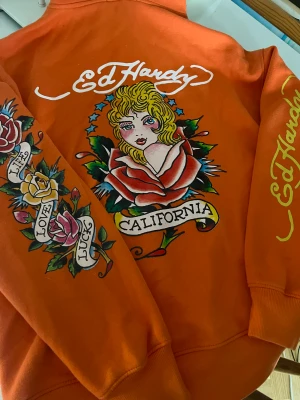 Ed Hardy x Missguided Hoodie - Supersnygg Ed Hardy x Missguided hoodie med coola graphics🤩 Hoodien är menad att vara oversize