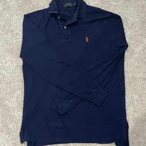 Polo rugby tröja  - Säljer denna jätte snygga polo Ralph lauren långärmade pike🔥 Storlek: XS passar S-M Skick: 8/10 Pris: 399
