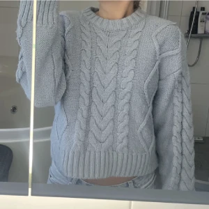 Stickad tröja - Säljer denna super fina blåa tröjan från hm. Bilder är lånade från förra säljaren🩷skriv om det finns frågor! 