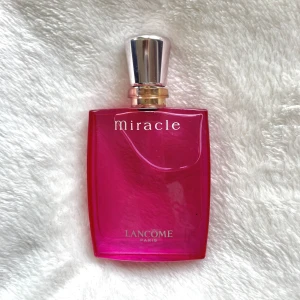 Parfym!! Miracle Eau De Parfum🩷 - Otroligt fin parfym från Lancôme! Parfymen ligger på 900-1000kr i de flesta butiker så ett bra kap🤩 För att försöka förklara doften så är det som att man precis klivit ur duschen!! Riktigt ren doft men INTE ALLS den typiska ”tant” doften🤭nästan oanvänd!!🩷