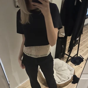 Spetstopp - Hejj! Säljer denhär beige/glittriga spetstoppen som är jätte snygg att ha under en croppad t-Shirt. Bara att höra av sig vid frågor. Köparen står för frakten💗