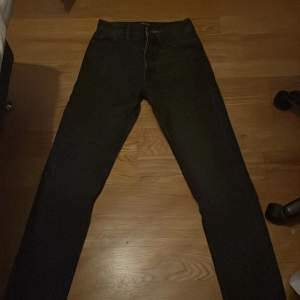Säljer mina gammla svart gråa Jack & Jones jeans. Pga för små för mig. Jeansen är i bra skick. Storlek 28’32  Ny pris 500 mitt pris 300