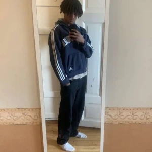 Adidas hoodie - Blå Adidas hoodie 