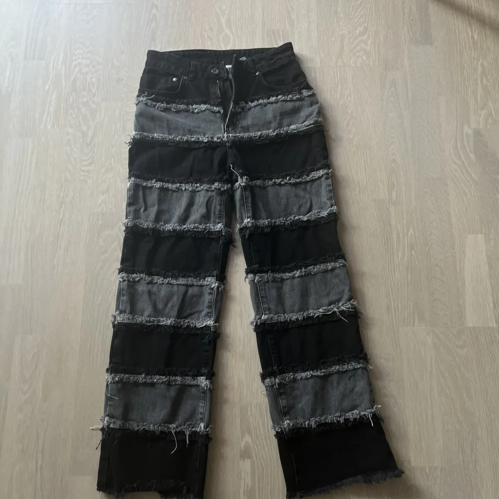 Coola och unika grå svarta jeans av Ragged som inte använts många gånger. Storlek s  Höj midjat  Original pris: 600kr. Jeans & Byxor.