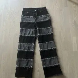 Coola och unika grå svarta jeans av Ragged som inte använts många gånger. Storlek s  Höj midjat  Original pris: 600kr