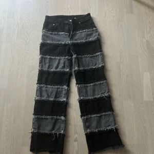 Ragged randiga jeans - Coola och unika grå svarta jeans av Ragged som inte använts många gånger. Storlek s  Höj midjat  Original pris: 600kr
