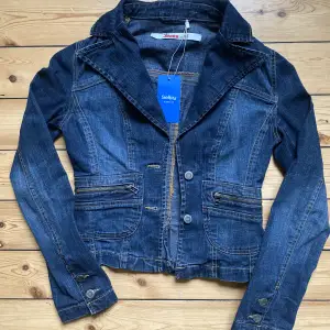 Asball unik jeansjacka köpt på Sellpy. Endast testad av mig. Köpt för 150kr. Säljer pga att den är lite förliten för mig. Jackan är storlek S. Jag är oftast M.  Skriv vid funderingar! Använd gärna köp nu👇🐚