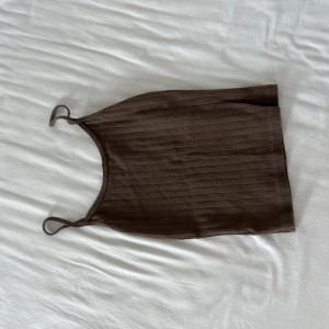 brandy melville pointelle linne - pointelle linne i supermysigt höst färg, knappt använt! nypris 229kr