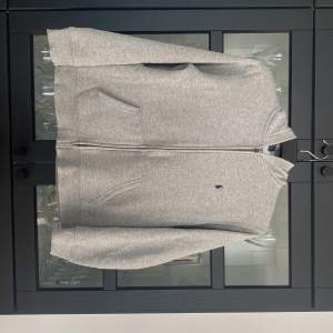 Säljer min gråa ralph lauren zip hoodie då den blivit för liten. Skick: 8/10 Storlek: 14-16 år 