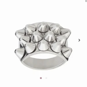 Edblad ring - Storlek 18,5 (L)  men har gjord den justerbar då den va förstor. Så passar mig som har xs/s