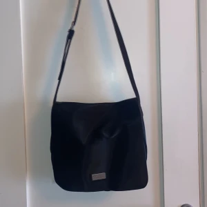 Svart väska  - Svart data väska. Bra skick. Väskan har 3 stora fak med mindre fak i. 