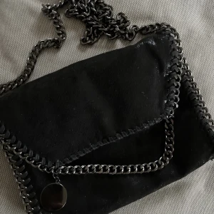 Svart väska - Jättefin svart väska, liknar Stella väskorna! Den är aldrig använd så den är i nyskick. Skriv om ni har frågor eller vill ha fler bilder!🩷💕