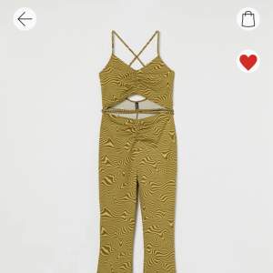 Jag söker denna jumpsuit från hm i storlek xs! Skriv gärna till mig om du har en som du vill sälja :)