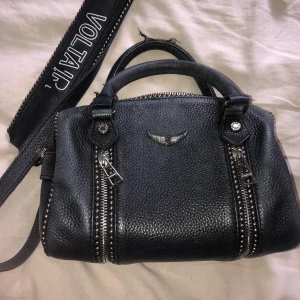 Zadig & Voltaire - Säljer min fina väska som visade sig vara en kopia! Den är i fint skick bara att texten på bandet har börjat lossna. Finns dustbag! Tryck inte på köp nu! 