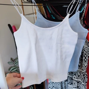 Nytt Vitt Croppat Linne 🕊️ - Helt nytt vitt croppat Linne från lager 157, i ribbad stil.  Storlek xs/s, nytt och oanvänt, prislapp kvar 🙌