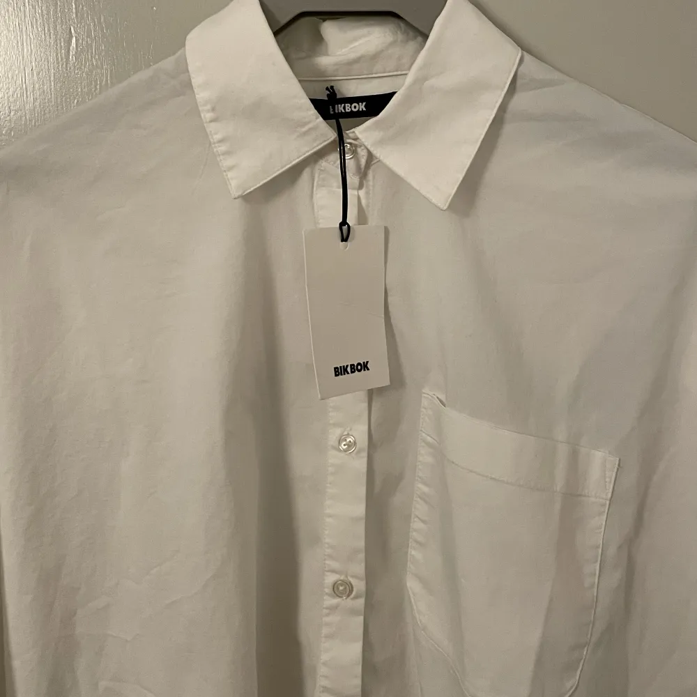 Ny ”boyfriendskjorta” ifrån Bikbok, storlek S i en oversized modell. Nypris 399kr. Skjortor.