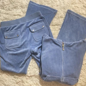 Juicy couture set - Juicy couture set i jätte fint skick. Utsvängda ben, detta är inte modellen som säljs nu. nuInnerbenslängd:77 midjemått:33 självklart stretchiga. Vill du köpa trycker du på ”köp nu” jag postar alltid samma dag eller dagen efter köp.