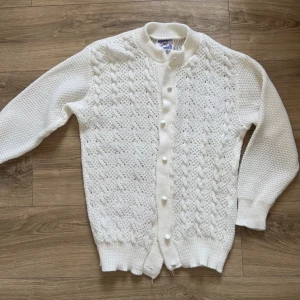 Finstickad kofta - Ser så tjusig ut, nyskick. Passar även XS och M även om det står S.