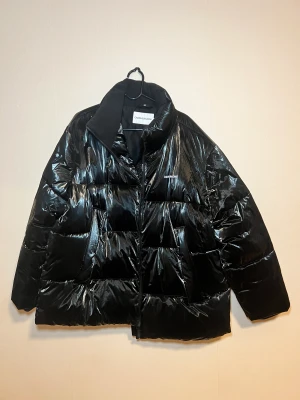 Calvin Klein vinterjacka  - Säljer min Calvin Klein jacka, den är gjord i bra glans och jag har använt den under två vintersäsonger. Den är i storlek L och är unisex. Skriv om du har några frågor! Säljs i uppsala och Stockholm. 