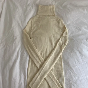 Polotröja - Perfekt till vintern. 100% ull. Sitter tajt. Köpt på Uniqlo för ett år sen. Inga defekter utom ett litet hål på ryggen. 