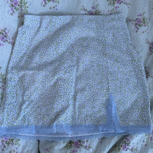 Blommig kjol - Kjol från H&M i storlek s🩵